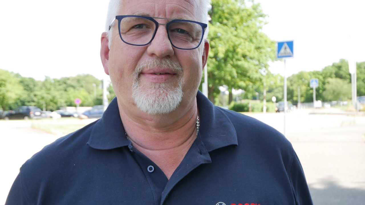 Vertrauensmann der IG Metall bei Bosch im Hildesheimer Wald gibt ein Statement ab.
