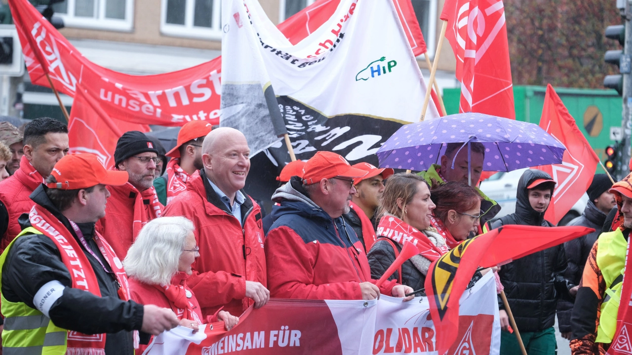 Warnstreik in Hildesheim am 11.11.2024 in Rahmen der Tarifrunde Metall- und Elektroindustrie