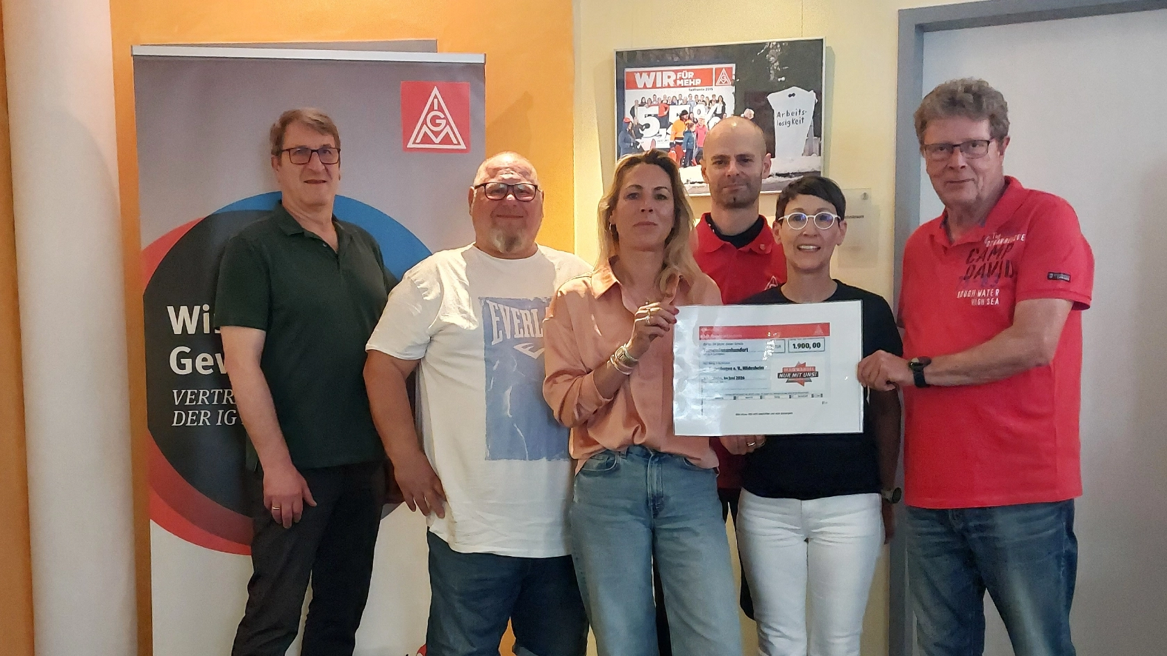 Gerd Besser (re.), der Vorsitzende des Regenbogen e. V., nimmt die Spende von Bernd Severin, Sven David Laura Wachalski, Christopher Vogt und Bianka Möller (v.l.n.r.) entgegen.