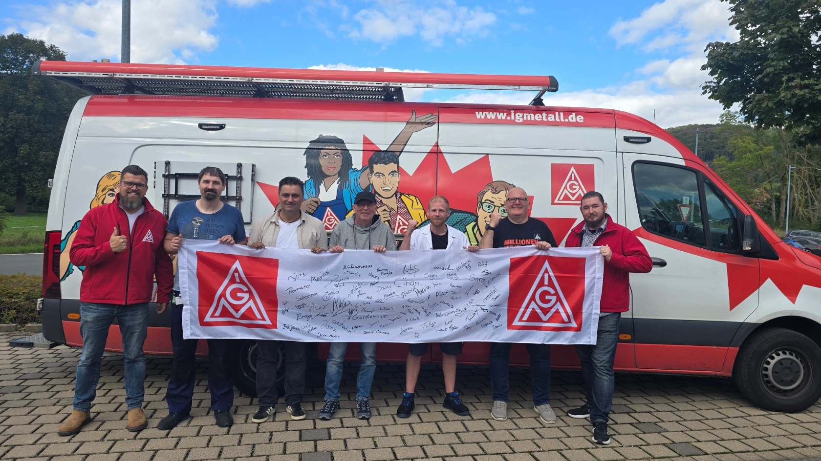 Vertrauensleute bei Phoenix Contact werben für eine starke Tarifrunde