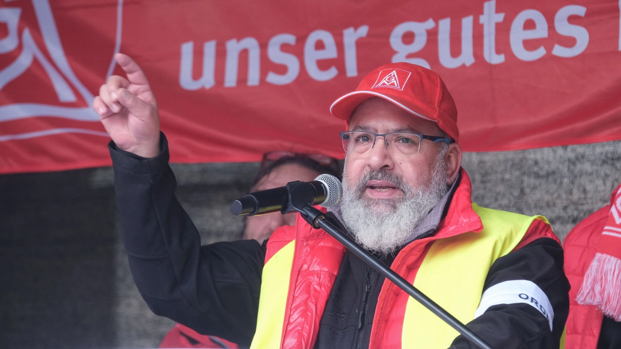 Warnstreik in Hildesheim am 11.11.2024 in Rahmen der Tarifrunde Metall- und Elektroindustrie