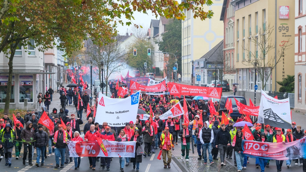 Warnstreik in Hildesheim am 11.11.2024 in Rahmen der Tarifrunde Metall- und Elektroindustrie