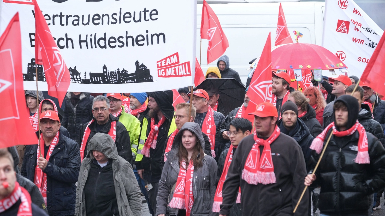 Warnstreik in Hildesheim am 11.11.2024 in Rahmen der Tarifrunde Metall- und Elektroindustrie