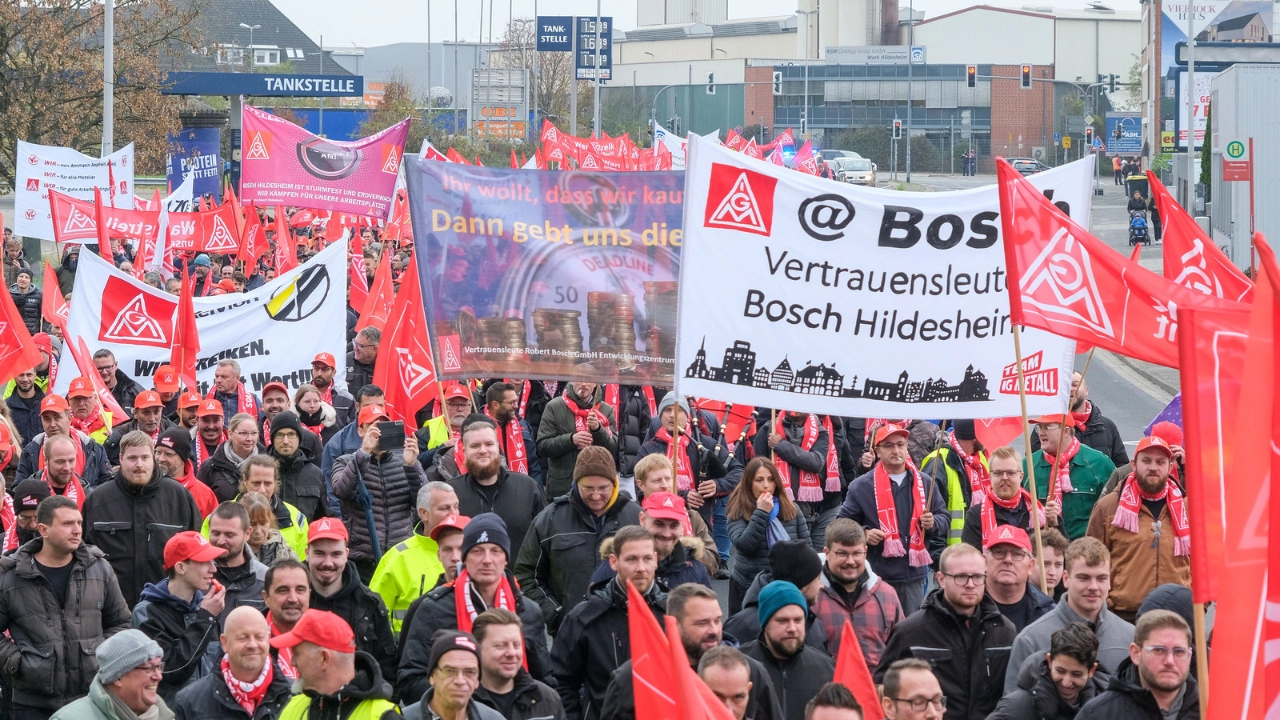 Warnstreik in Hildesheim am 11.11.2024 in Rahmen der Tarifrunde Metall- und Elektroindustrie