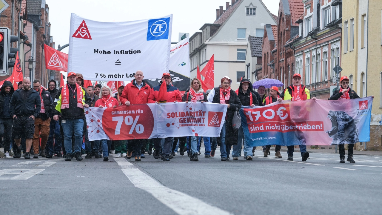 Warnstreik in Hildesheim am 11.11.2024 in Rahmen der Tarifrunde Metall- und Elektroindustrie