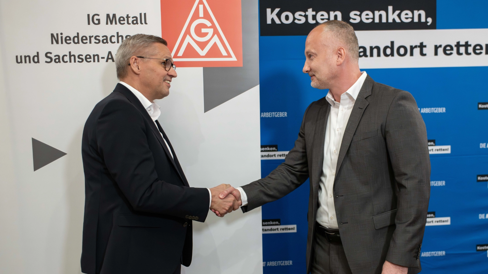 IG Metall-Verhandlungsführer Thorsten Gröger mit Arbeitgeber-Verhandler Dr. Mladen Petkovic beim Verhandlungsauftakt in Langenhagen in der Region Hannover.