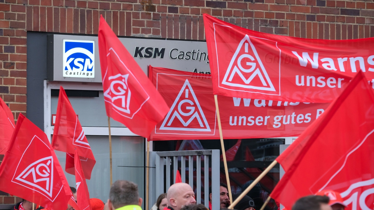 Warnstreik in Hildesheim am 11.11.2024 in Rahmen der Tarifrunde Metall- und Elektroindustrie