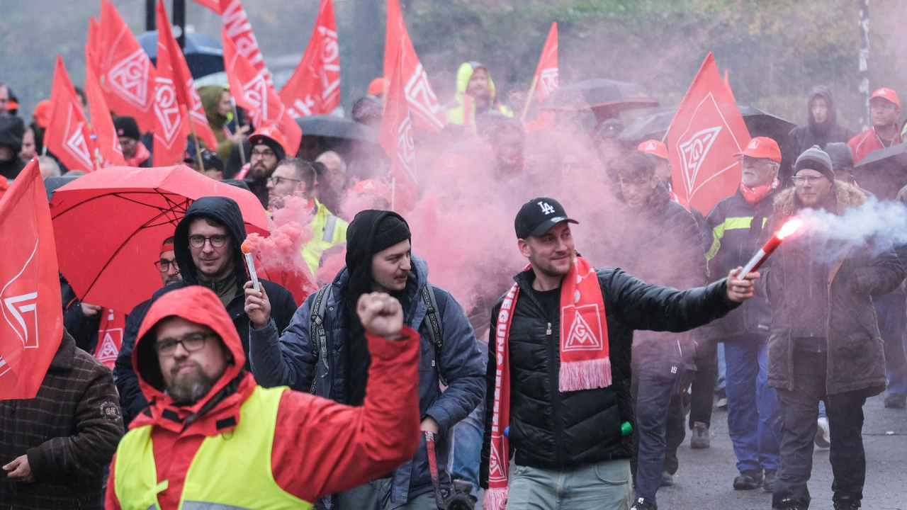 Warnstreik in Hildesheim am 11.11.2024 in Rahmen der Tarifrunde Metall- und Elektroindustrie