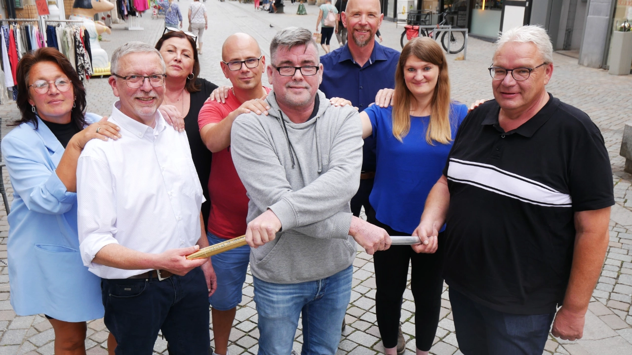 Neu im Amt: Dirk Cramb (1. Reihe Mitte) und Jörg Seeger (1. Reihe rechts). Die Betriebsräte von links: Susanne Schütte-Knobloch, Thomas Junge (1. Reihe links, ehemaliger Vorsitzender), Petra Bartelt, Daniel Koch, Thomas Beerberg und Jasmin Tomic.<br/>