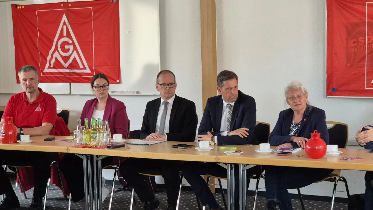 Stefan Störmer; Betriebsratsvorsitzender Robert Bosch HIP, Antonia Hillberg, SPD MdL, Wirtschaftsminister Grant Hendrik Tonne, Ministerpräsident Olaf Lies und Karoline Kleinschmidt, 1. Bevollmächtigte IG Metall Alfeld-Hameln-Hildesheim (v.l.n.r.) diskutieren mögliche Maßnahmen zur Erhaltung der Arbeitsplätze im Hildesheimer Wald.