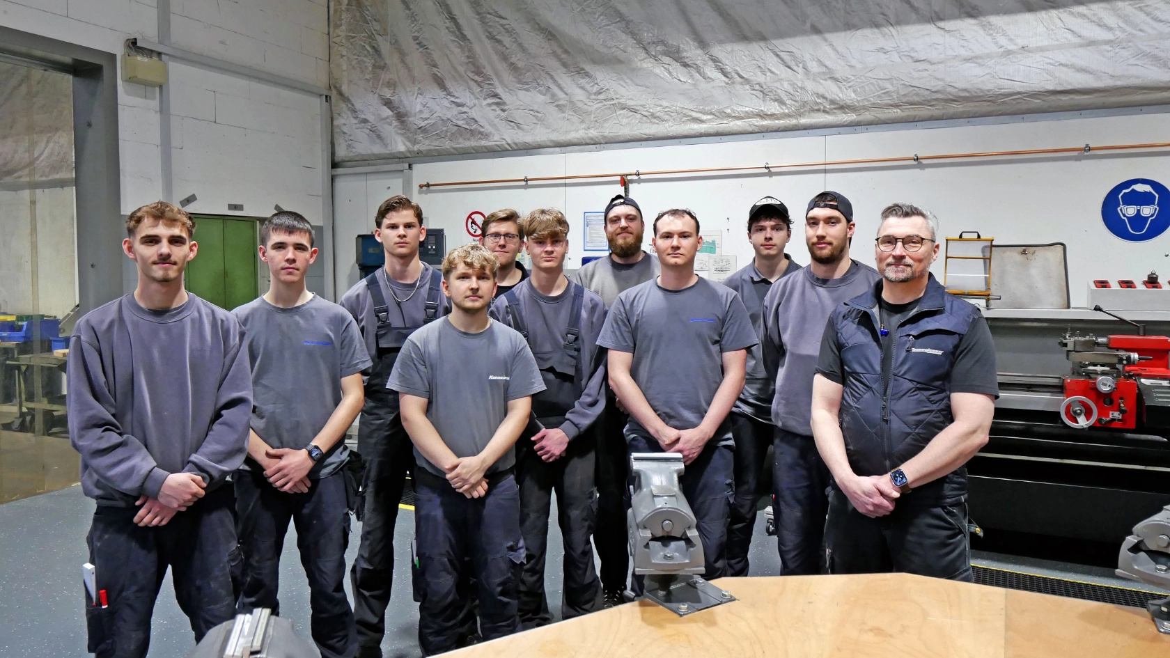 Gruppenfoto Auszubildende Kannegiesser in der Ausildungswerkstatt.