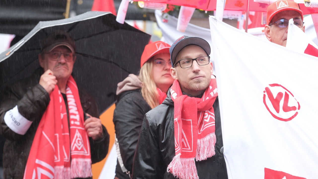Warnstreik in Hildesheim am 11.11.2024 in Rahmen der Tarifrunde Metall- und Elektroindustrie