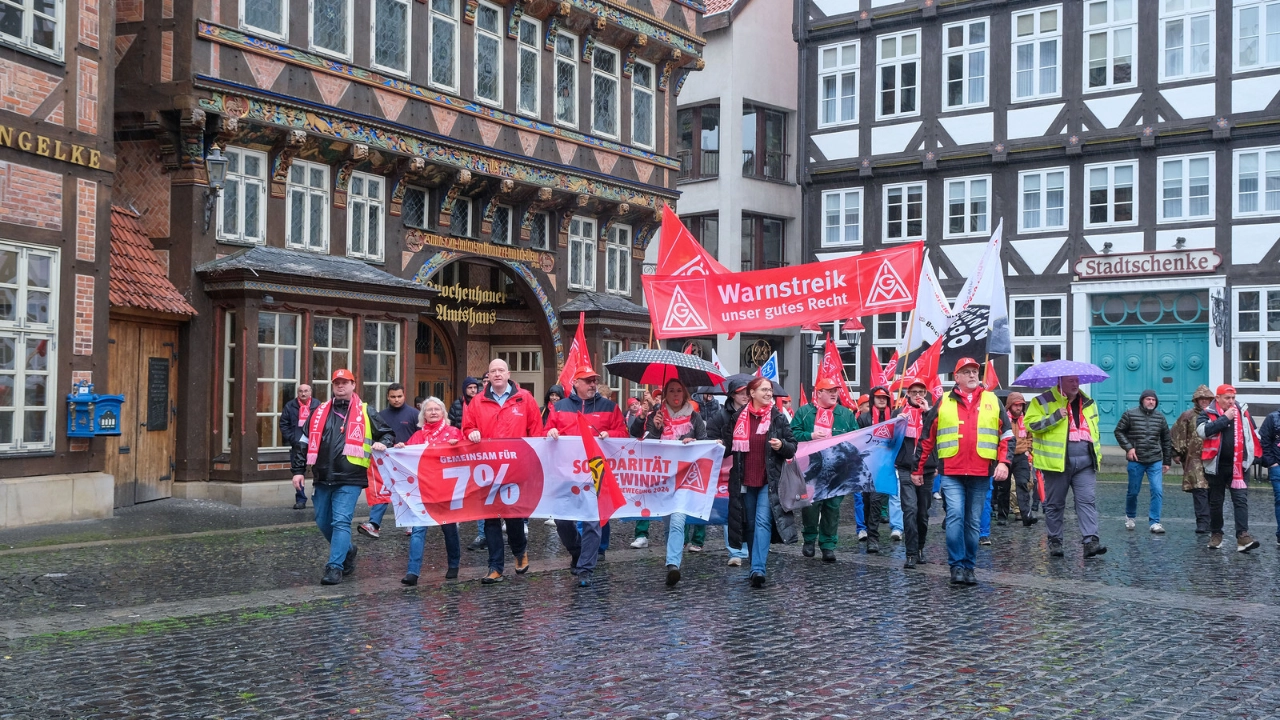 Warnstreik in Hildesheim am 11.11.2024 in Rahmen der Tarifrunde Metall- und Elektroindustrie