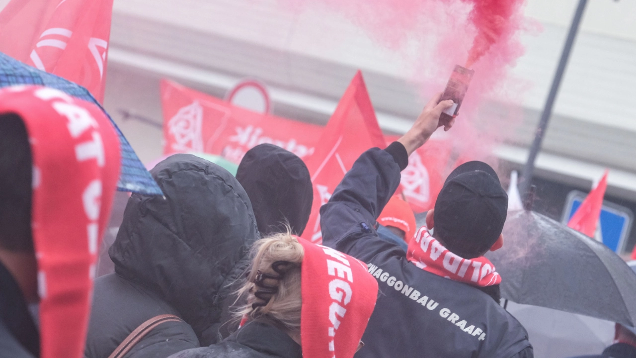 Warnstreik in Hildesheim am 11.11.2024 in Rahmen der Tarifrunde Metall- und Elektroindustrie