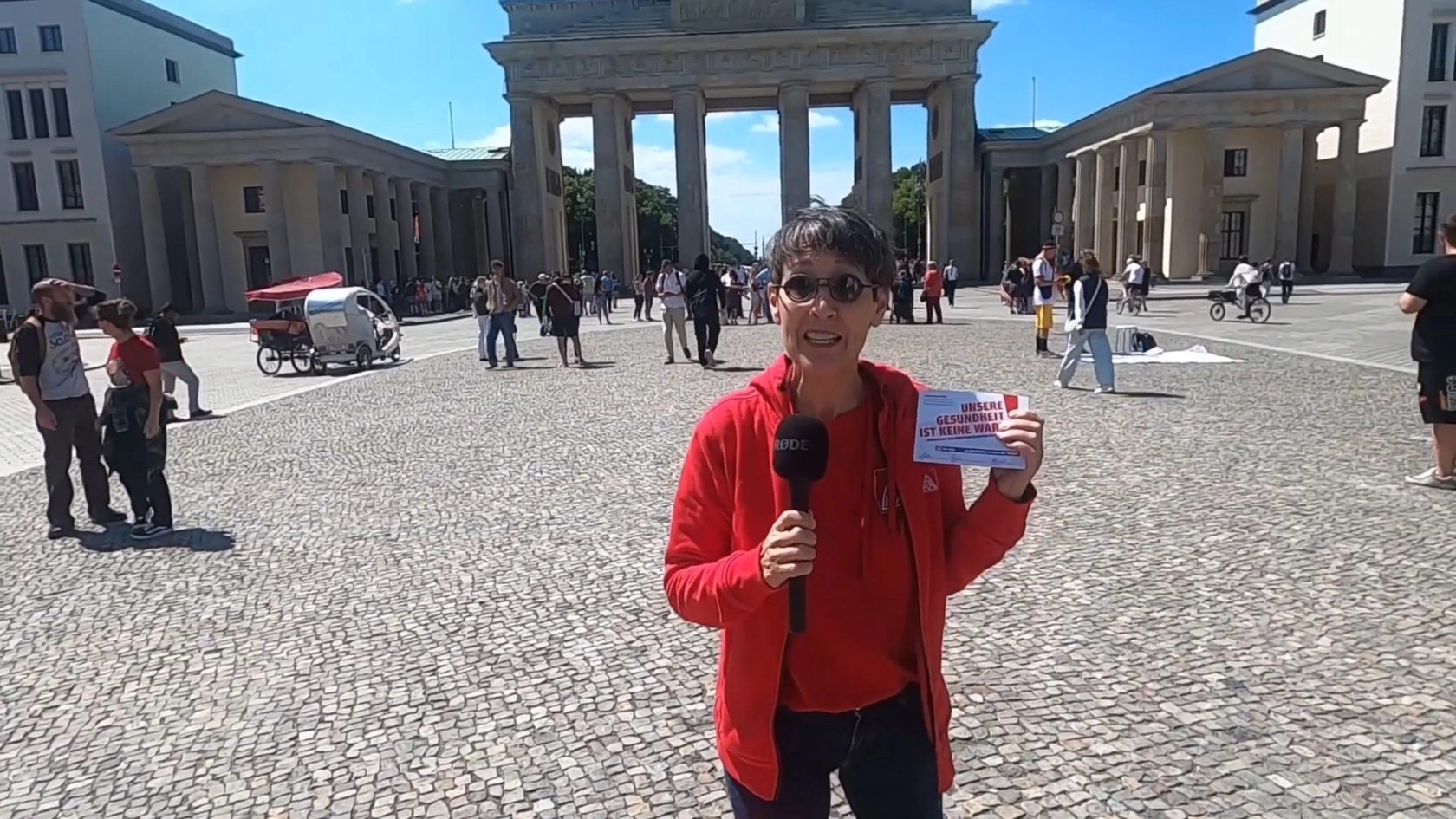 Übergabe Postkarten an Bundestag in Berlin