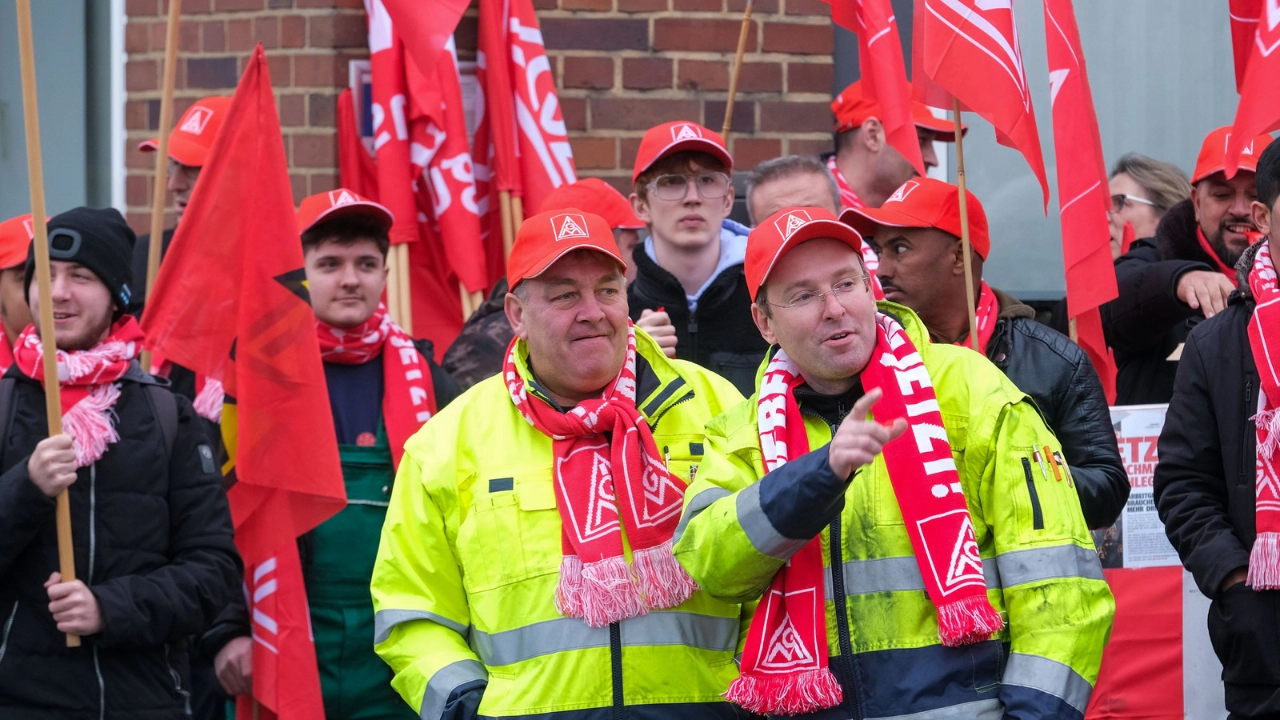 Warnstreik in Hildesheim am 11.11.2024 in Rahmen der Tarifrunde Metall- und Elektroindustrie
