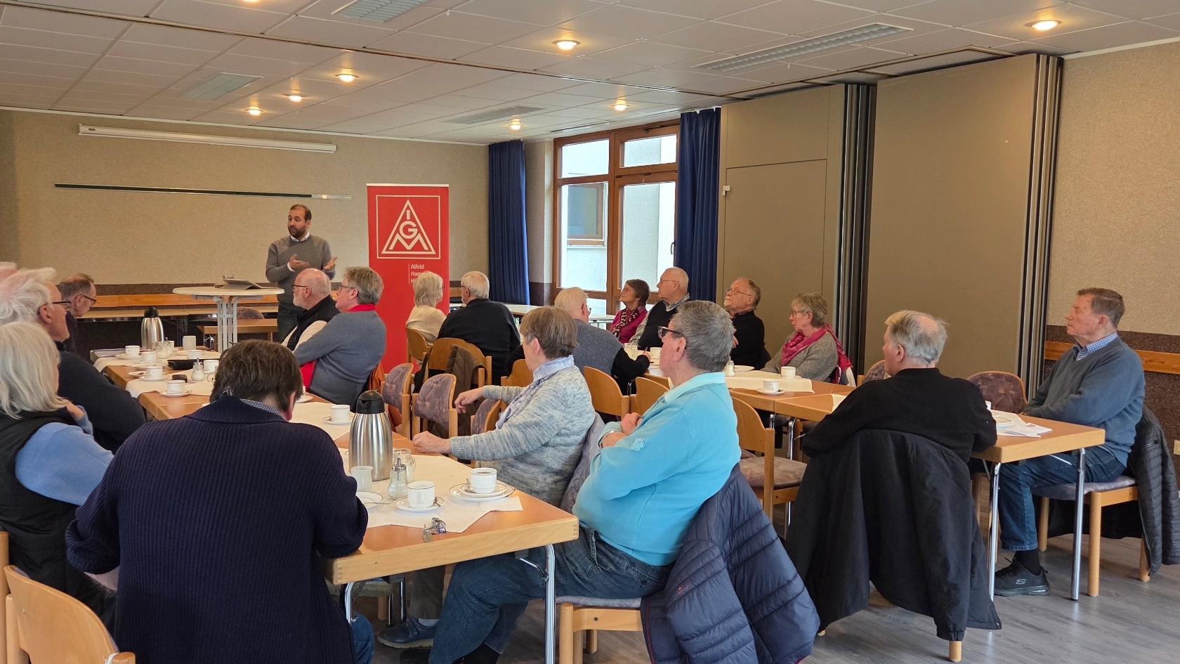 Die Seniorinnen und Senioren aus dem Hamelner Bereich diskutierten am 11. März 2026 mit dem Bundestagsabgeordneten Johannes Schraps über die Belange der Beschäftigten und der Rentner.