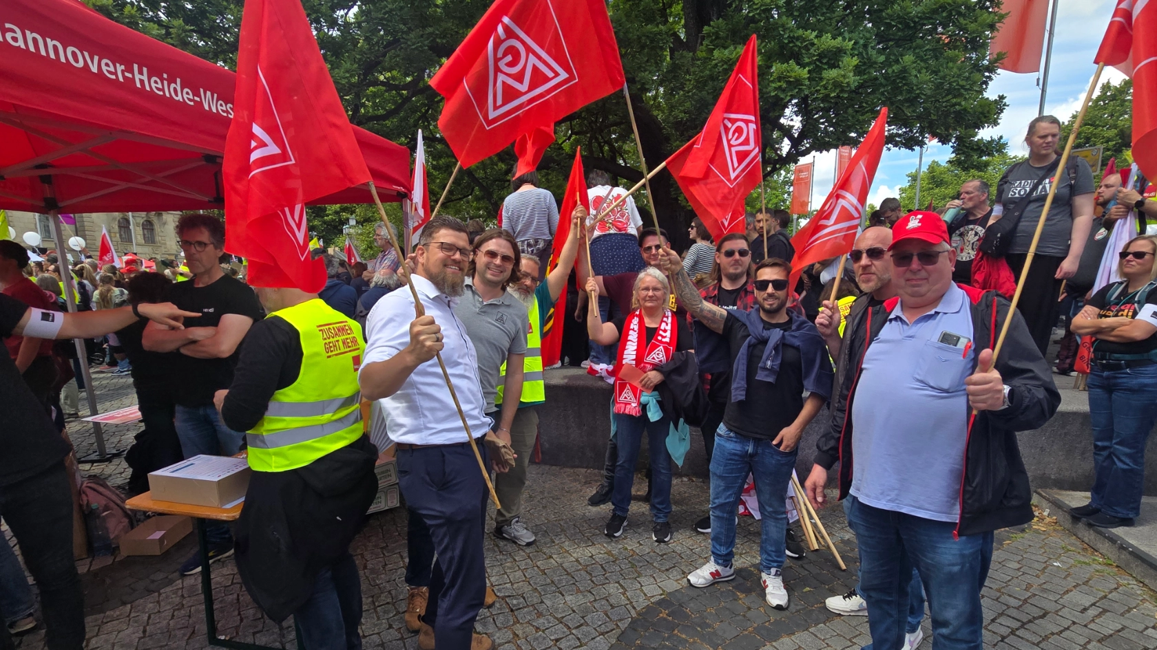 Gemeinsam zeigten 8000 Demonstranten aus Gewerkschaften und Sozialverbänden anlässlich der Gesundheitsministerkonferenz in Hannover Flagge für einen starken Sozialstaat und gegen die geplanten Kürzungen im Gesundheitswesen.<br/>