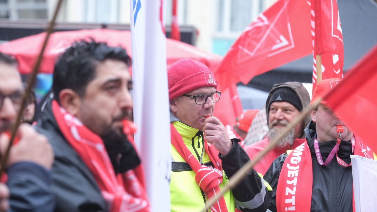 Warnstreik in Hildesheim am 11.11.2024 in Rahmen der Tarifrunde Metall- und Elektroindustrie