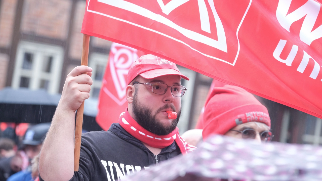 Warnstreik in Hildesheim am 11.11.2024 in Rahmen der Tarifrunde Metall- und Elektroindustrie