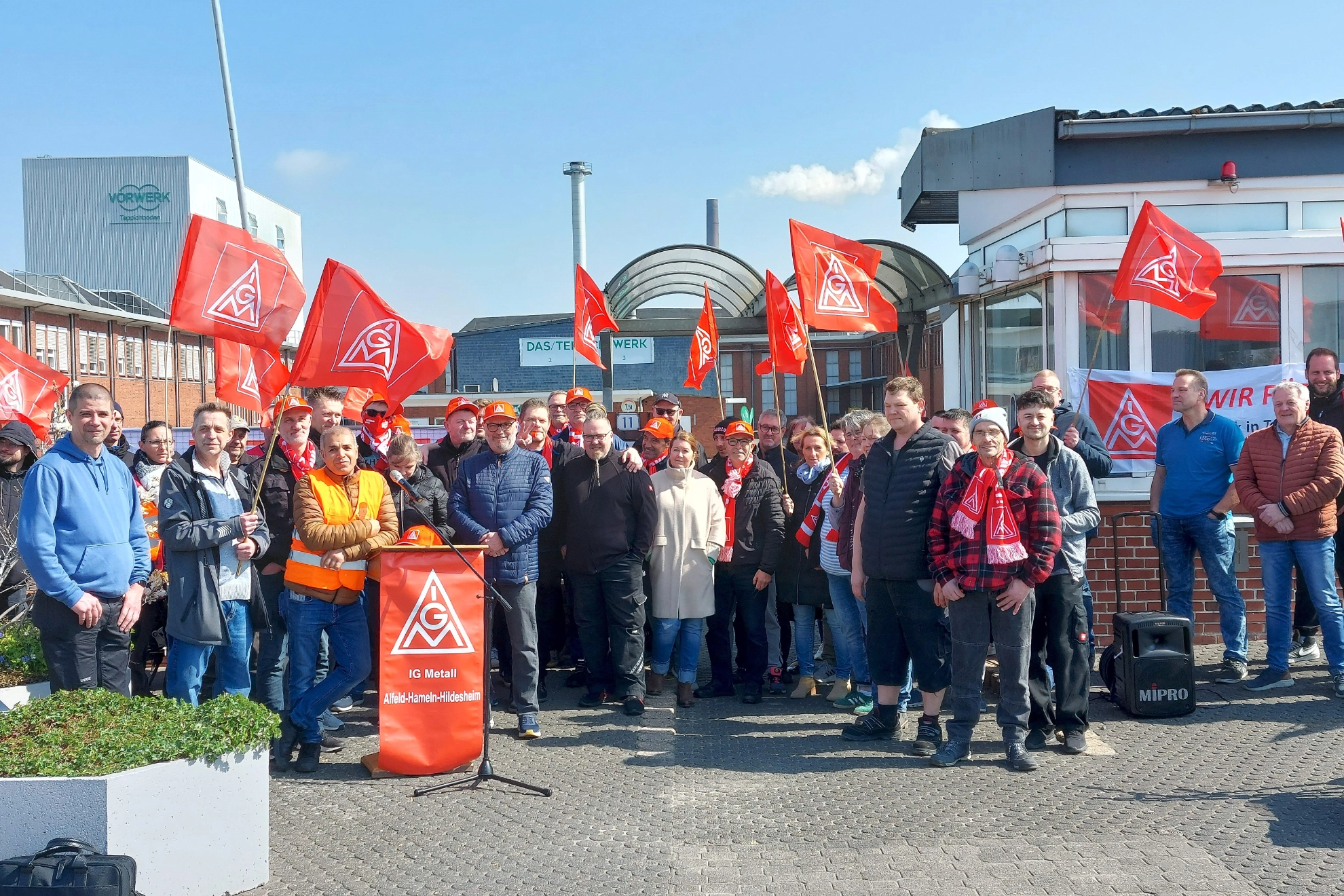 Warnstreik beim Teppichwerk Hameln, Tarifrunde 2025.