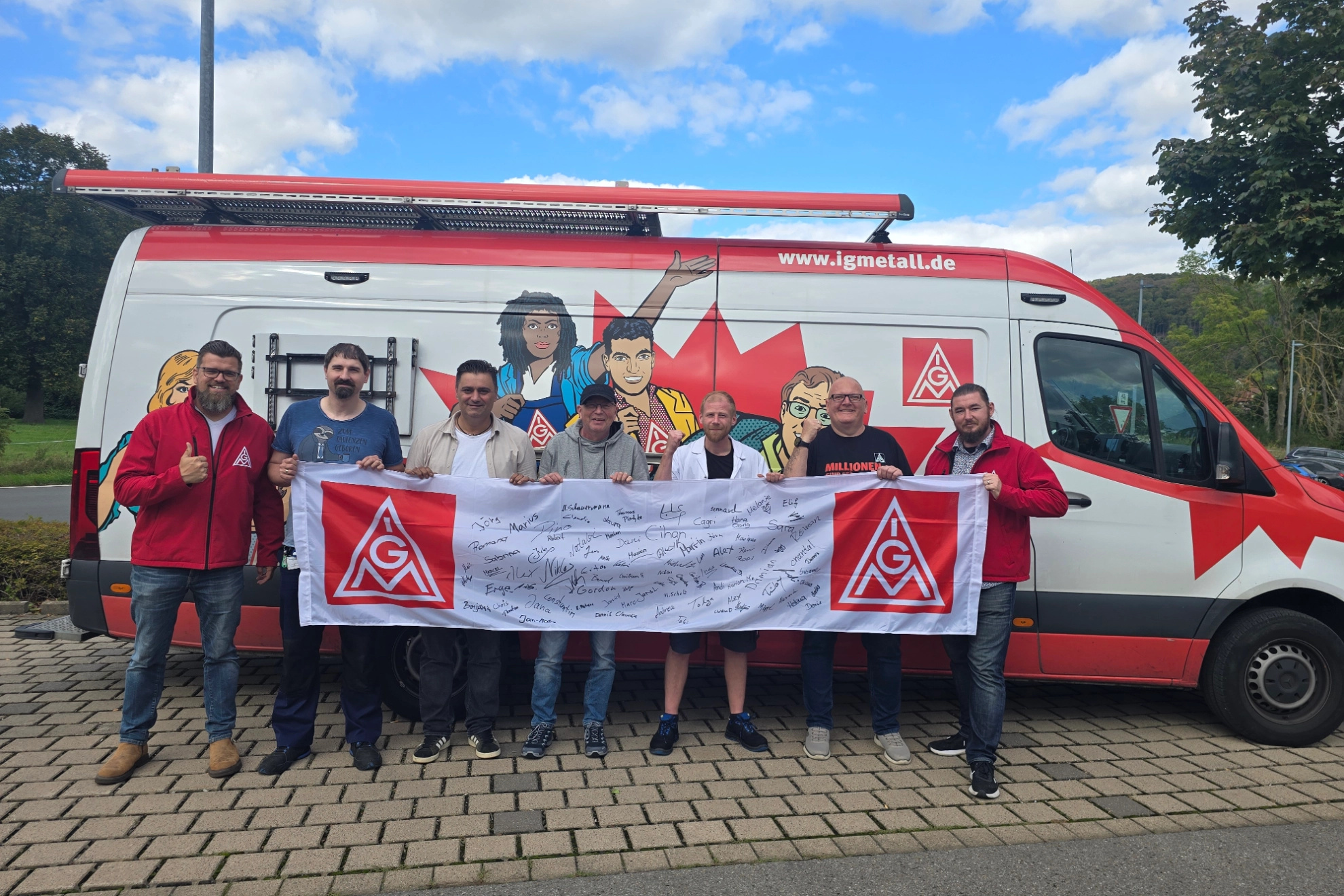 Vertrauensleute bei Phoenix Contact werben für eine starke Tarifrunde