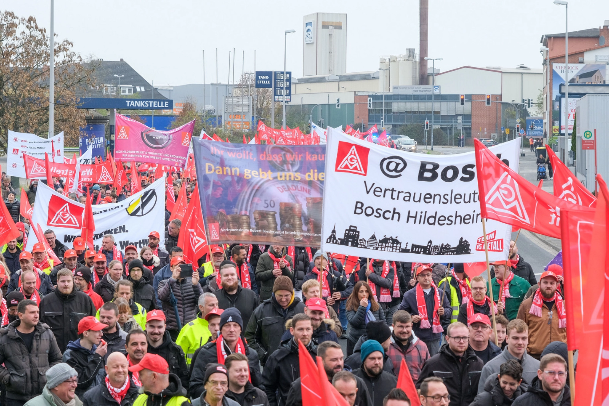 Warnstreik in Hildesheim am 11.11.2024 in Rahmen der Tarifrunde Metall- und Elektroindustrie