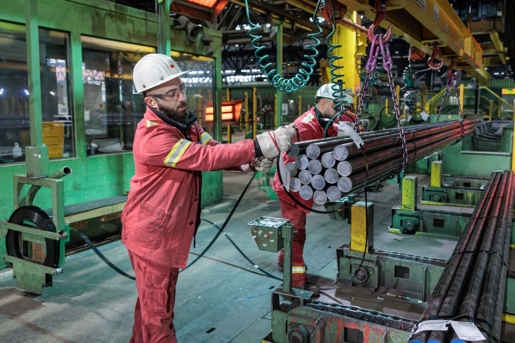 Arbeiter in einem Metallhandwerksbetrieb