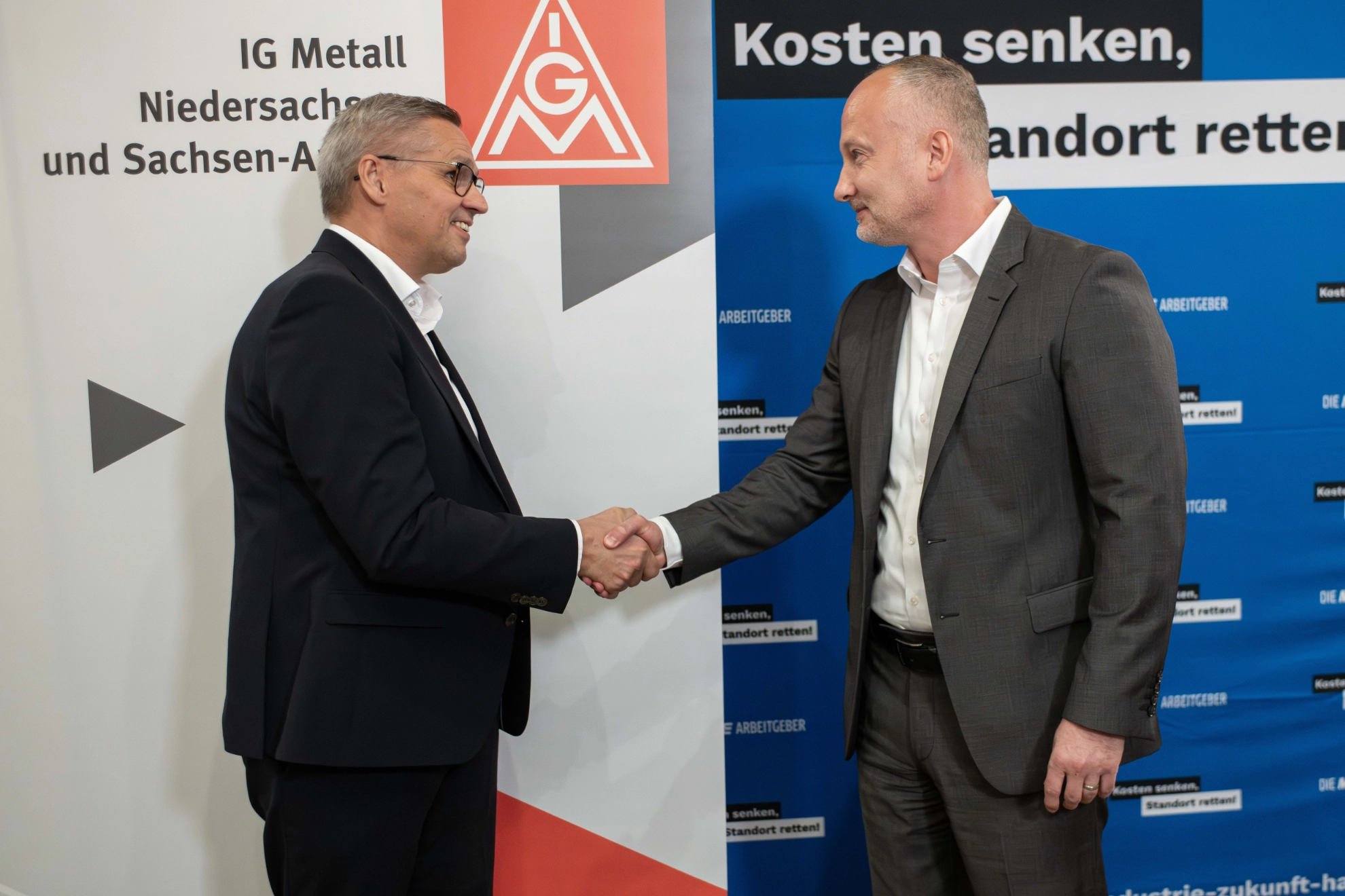 IG Metall-Verhandlungsführer Thorsten Gröger mit Arbeitgeber-Verhandler Dr. Mladen Petkovic beim Verhandlungsauftakt in Langenhagen in der Region Hannover.