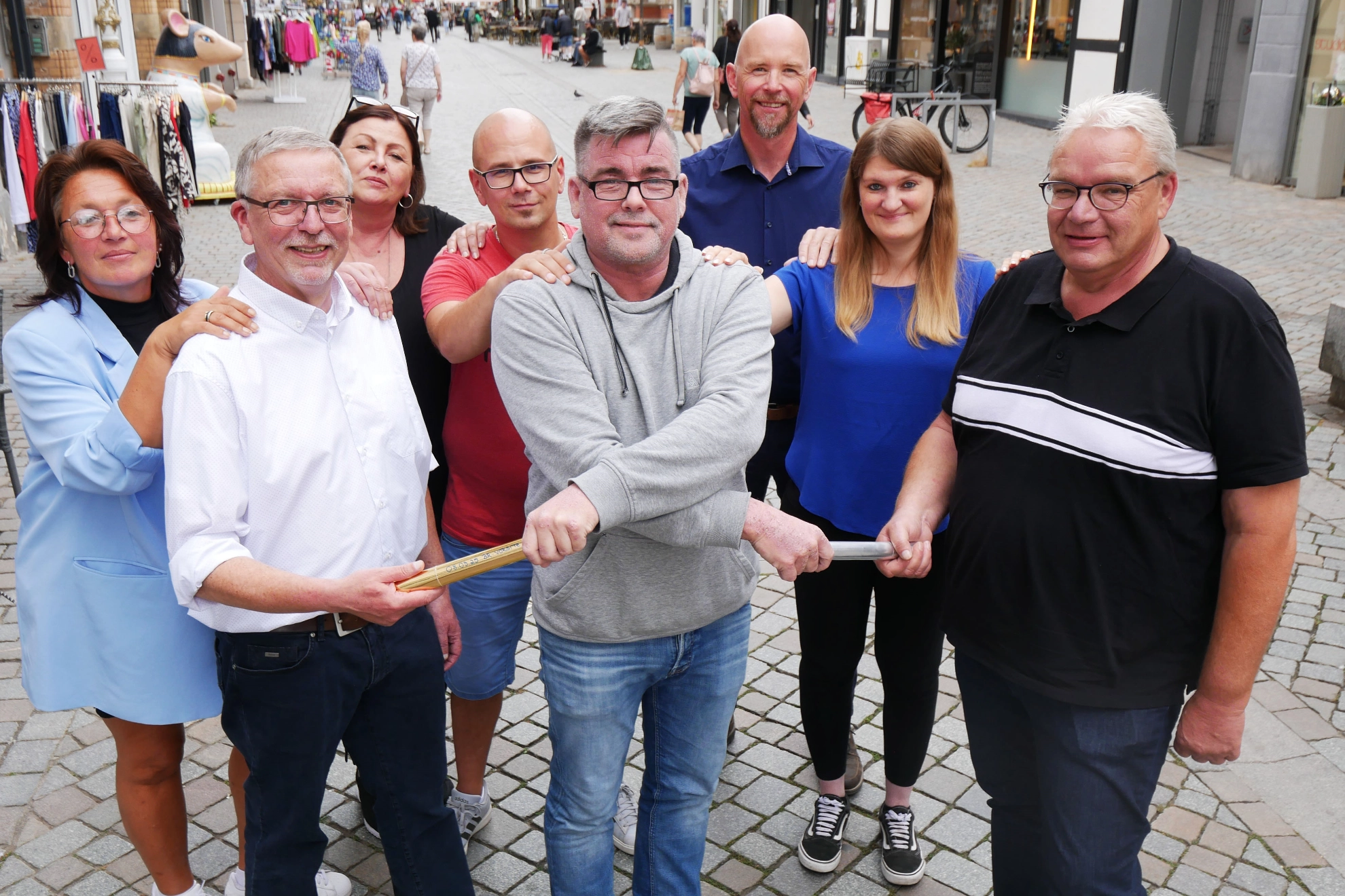 Neu im Amt: Dirk Cramb (1. Reihe Mitte) und Jörg Seeger (1. Reihe rechts). Die Betriebsräte von links: Susanne Schütte-Knobloch, Thomas Junge (1. Reihe links, ehemaliger Vorsitzender), Petra Bartelt, Daniel Koch, Thomas Beerberg und Jasmin Tomic.<br/>