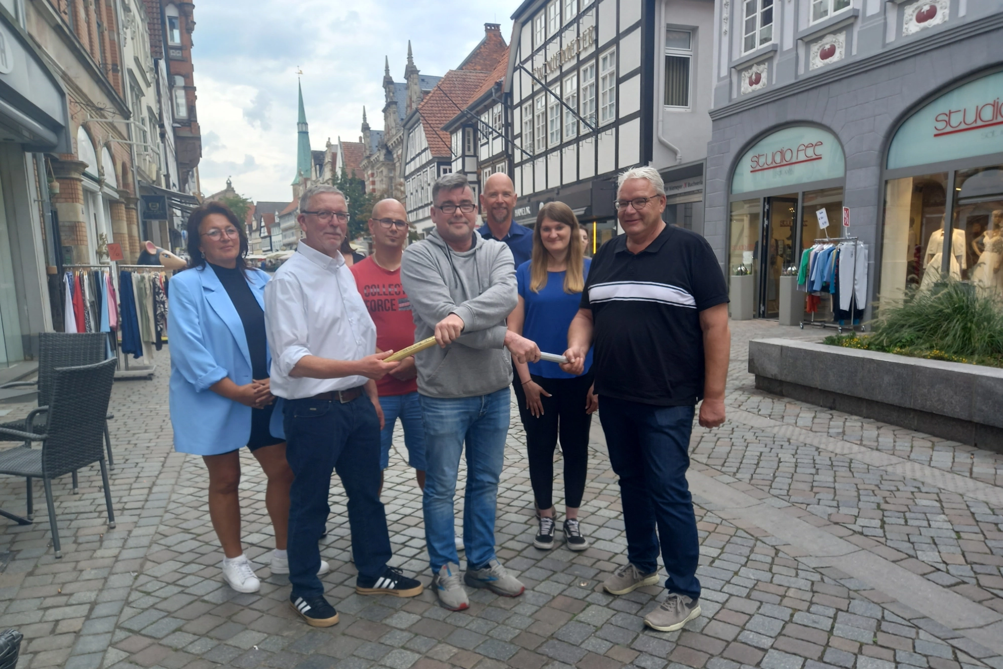 Symbolische Stabübergabe an den neuen Betriebsratsvorsitzenden.