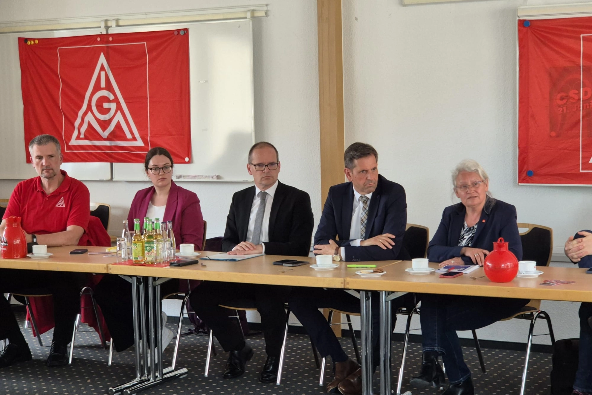Stefan Störmer; Betriebsratsvorsitzender Robert Bosch HIP, Antonia Hillberg, SPD MdL, Wirtschaftsminister Grant Hendrik Tonne, Ministerpräsident Olaf Lies und Karoline Kleinschmidt, 1. Bevollmächtigte IG Metall Alfeld-Hameln-Hildesheim (v.l.n.r.) diskutieren mögliche Maßnahmen zur Erhaltung der Arbeitsplätze im Hildesheimer Wald.
