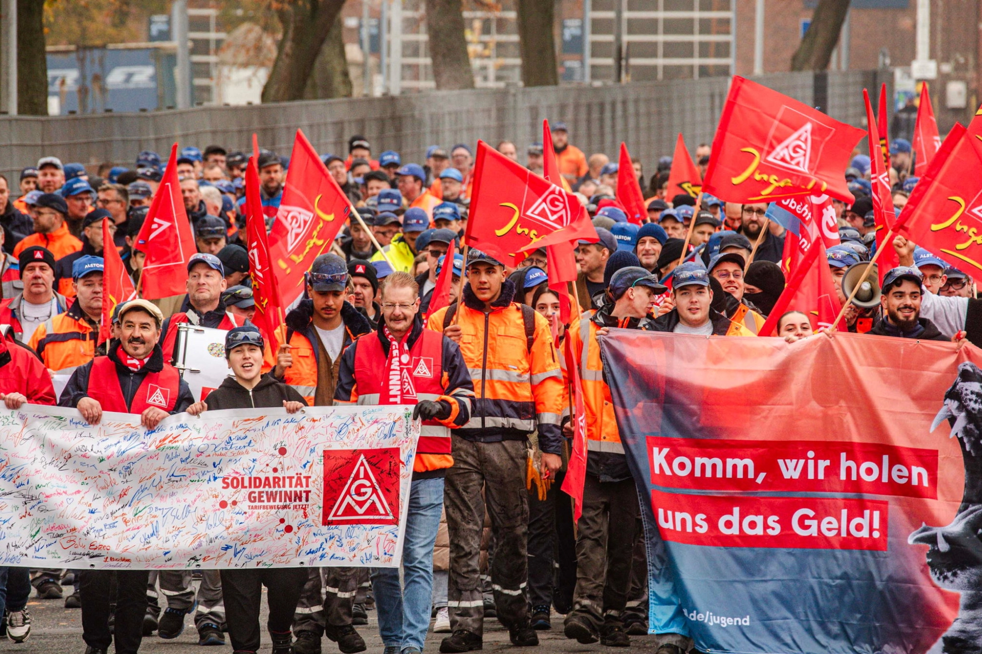 Beschäftigte bei Alstom in Salzgitter machen Druck für ihre Forderungen in der Metall-Tarifrunde