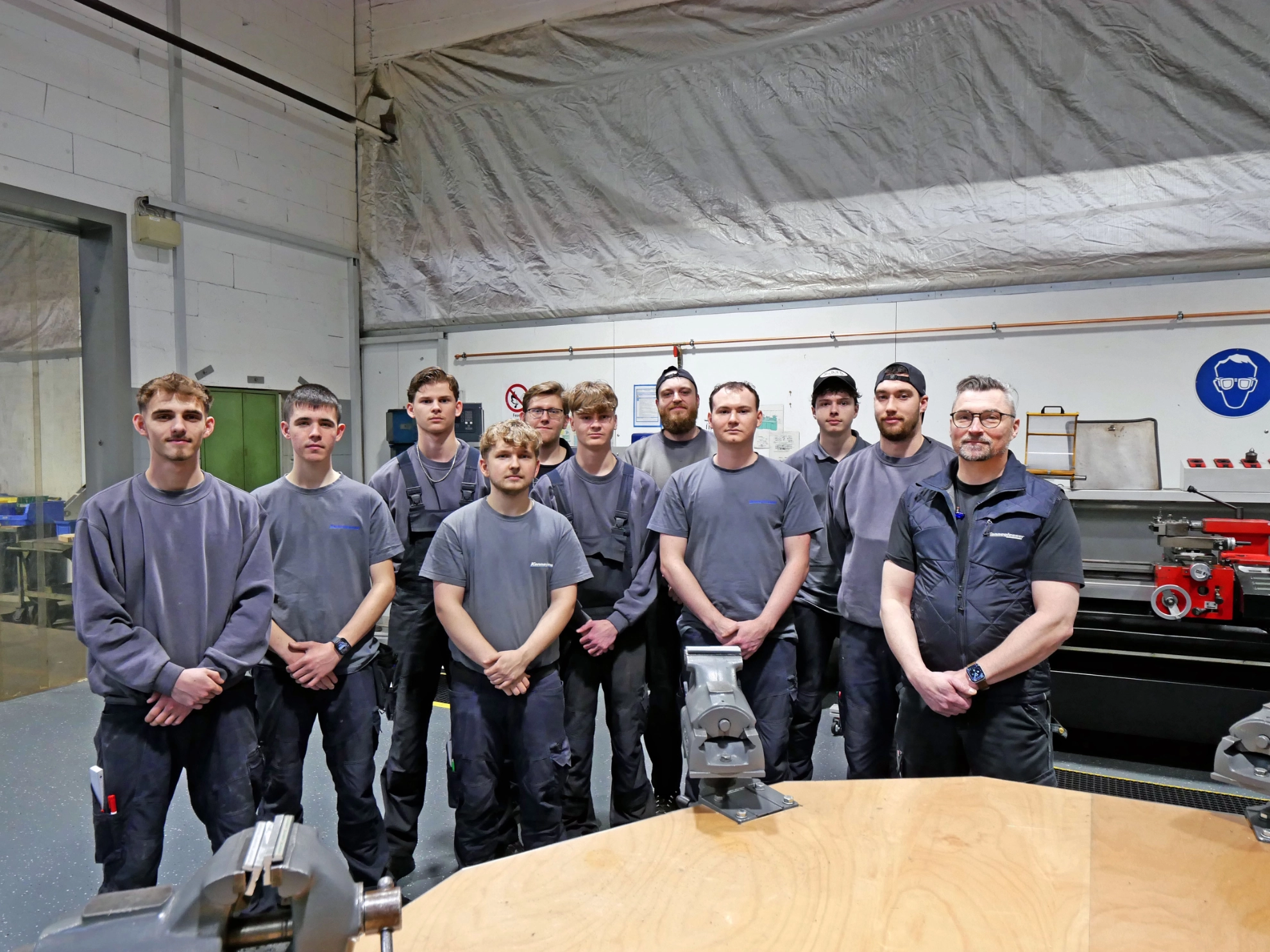 Gruppenfoto Auszubildende Kannegiesser in der Ausildungswerkstatt.