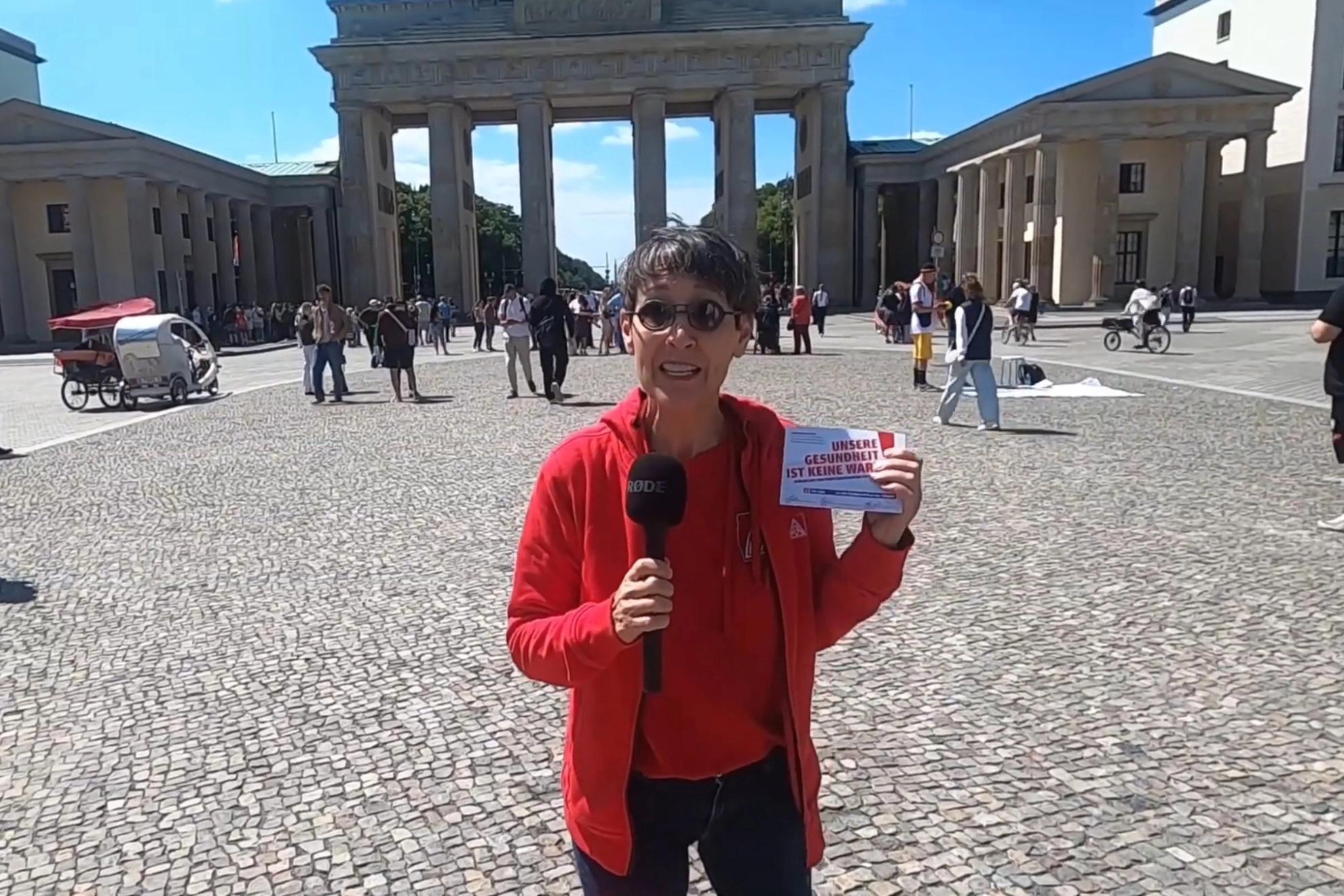 Übergabe Postkarten an Bundestag in Berlin