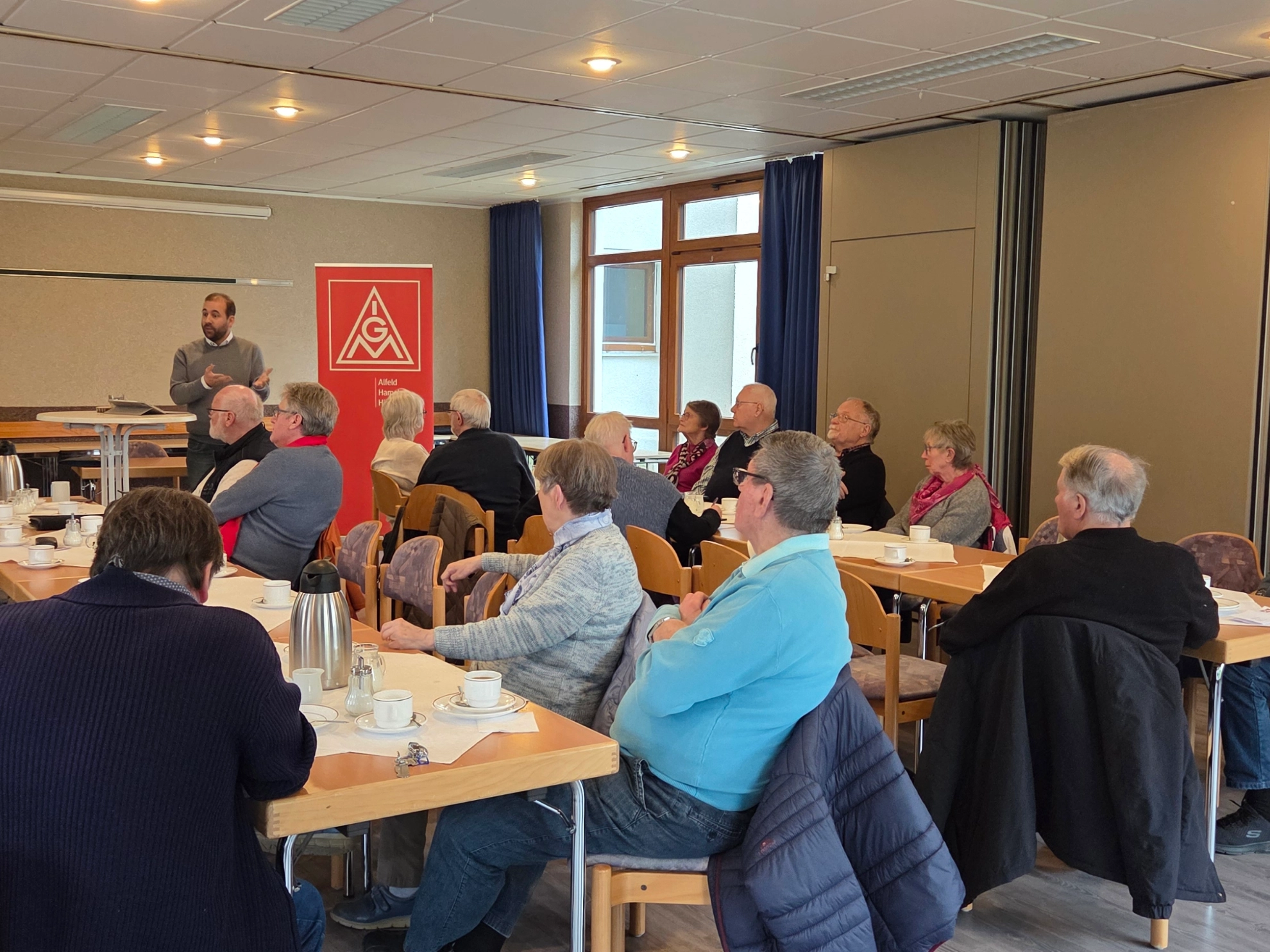 Die Seniorinnen und Senioren aus dem Hamelner Bereich diskutierten am 11. März 2026 mit dem Bundestagsabgeordneten Johannes Schraps über die Belange der Beschäftigten und der Rentner.