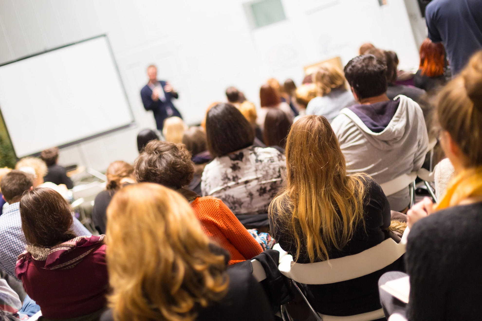 Einige junge Teilnehmer in einem Seminar.