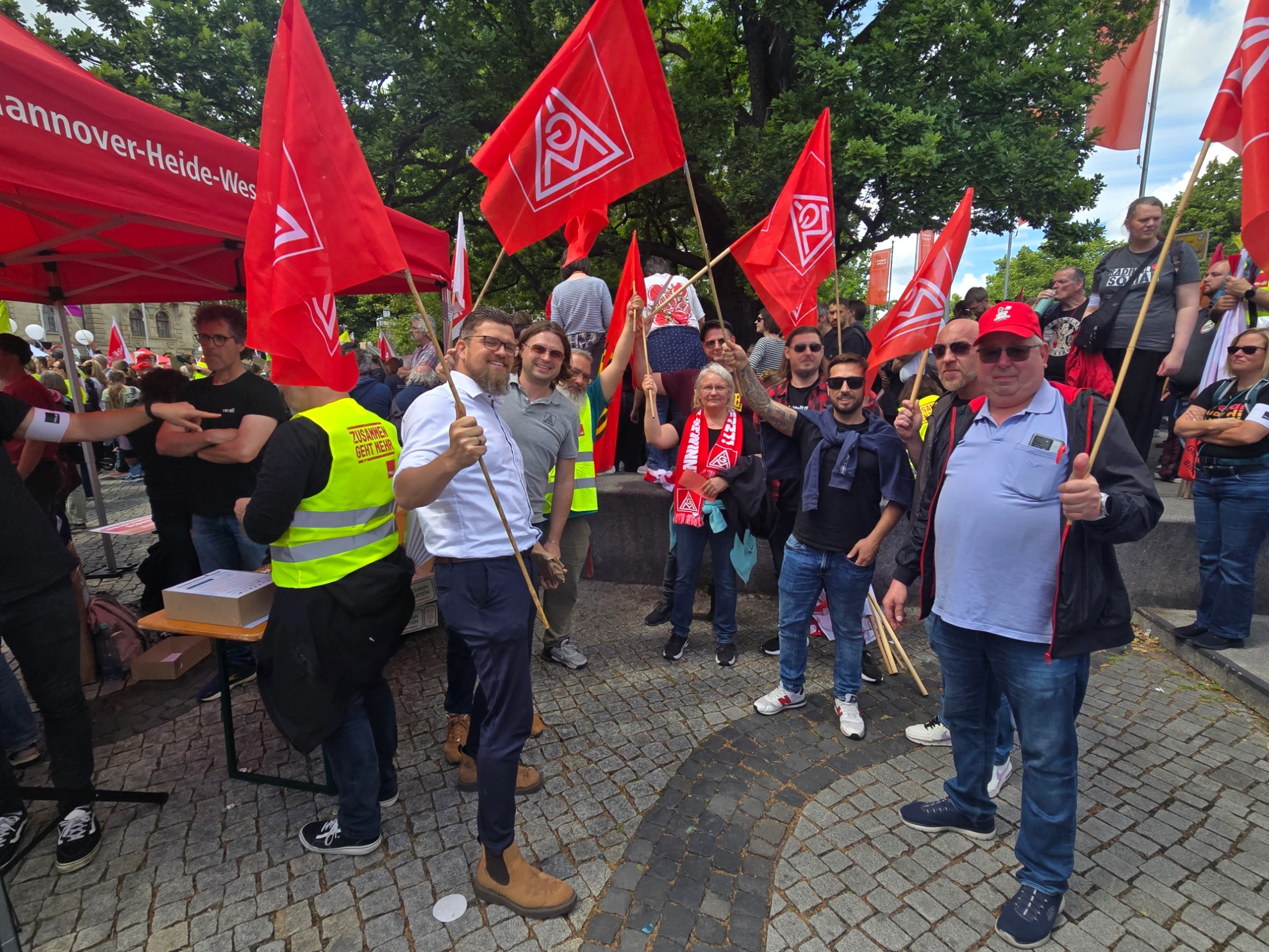 Gemeinsam zeigten 8000 Demonstranten aus Gewerkschaften und Sozialverbänden anlässlich der Gesundheitsministerkonferenz in Hannover Flagge für einen starken Sozialstaat und gegen die geplanten Kürzungen im Gesundheitswesen.<br/>