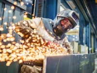 Metallhandwerker mit Trennschleifer, Funkenflug