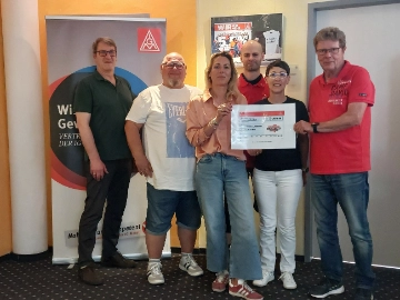 Metaller*innen spenden dem Verein Regenbogen e.V. 1.900 Euro.