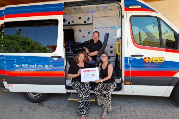 Metaller*innen spenden dem Wünschewagen des ASB 1.900 Euro.