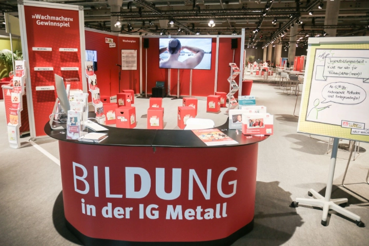 Ein Stand auf dem Gewerkschaftstag 2015 informiert über Bildung in der IG Metall