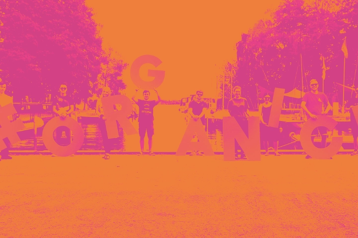 Junge Metallerinnen und Metaller bei einer Aktion der Jugend-Kampagne ORGANiCE