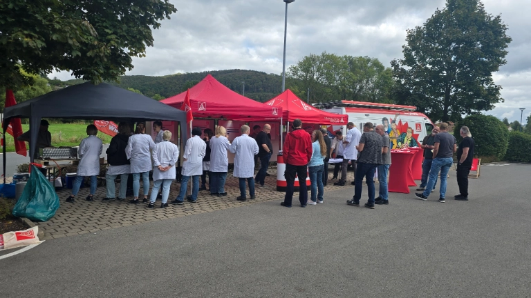 Vertrauensleute bei Phoenix Contact werben für eine starke Tarifrunde