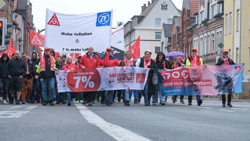 Warnstreik in Hildesheim am 11.11.2024 in Rahmen der Tarifrunde Metall- und Elektroindustrie