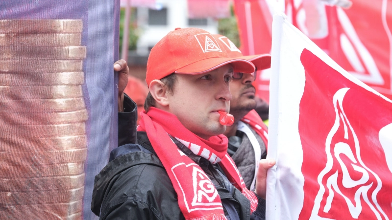 Warnstreik in Hildesheim am 11.11.2024 in Rahmen der Tarifrunde Metall- und Elektroindustrie
