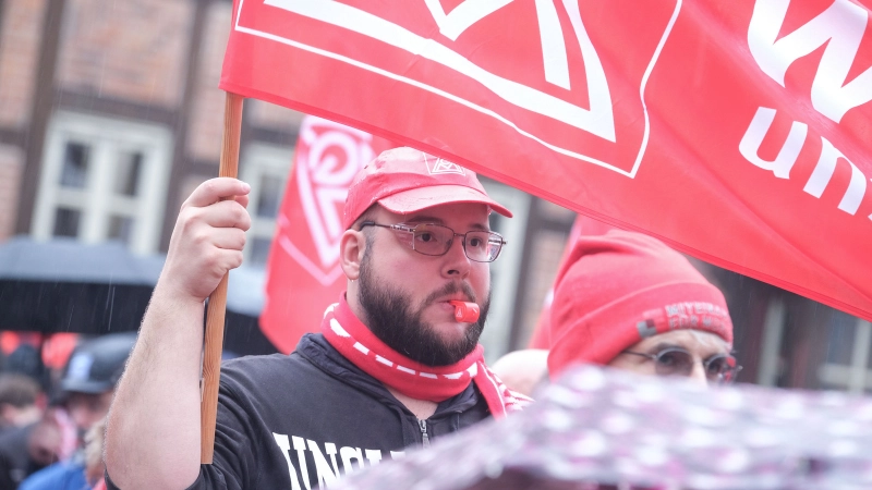 Warnstreik in Hildesheim am 11.11.2024 in Rahmen der Tarifrunde Metall- und Elektroindustrie