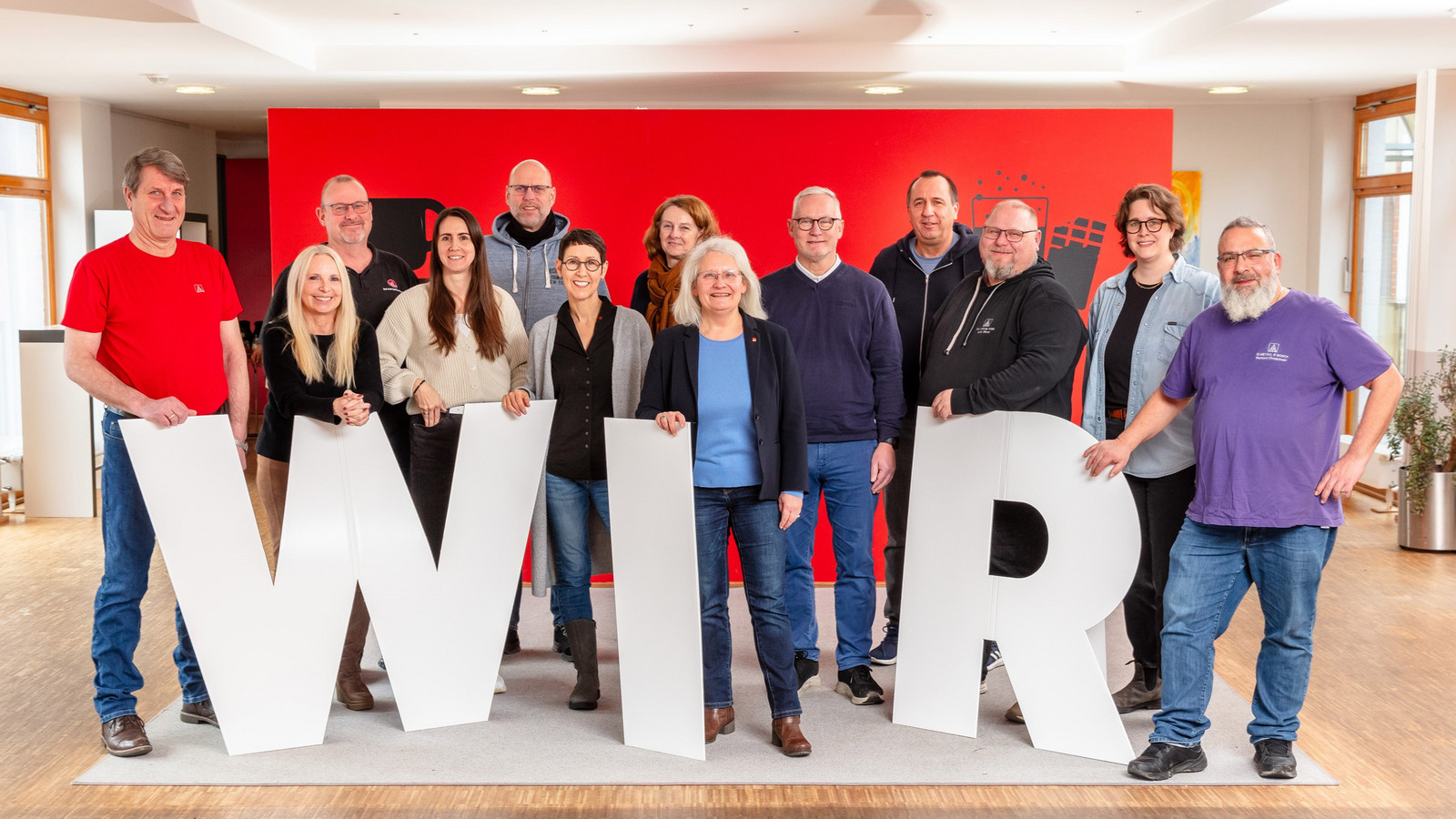 Der Ortsvorstand: Bernd Severin (Jensen), Birgit Ertelt (AGA), Olav Döring (ZF CVCS), Dorthe Günnewich (Phoenix Contact Electronics), Marco Vogel (Waggonbau Graaff), Bianka Möller (IG Metall), Andrea Trope (Aerzener Maschinenfabrik), Karoline Kleinschmidt (IG Metall), Karl-Heinz Maiworm (Ammann ABG), Andreas Anders (Hubert Stüken), Sven David (KSM Castings), Jana Schulz (Wilkhahn) und Richard Chodzinski (Robert Bosch HiP) (v.l.n.r.). Nicht auf dem Foto: Martina Baucks (Lenze SE), Elke Grimme (Stiebel Eltron), Matthias Jahn (Kannegiesser).